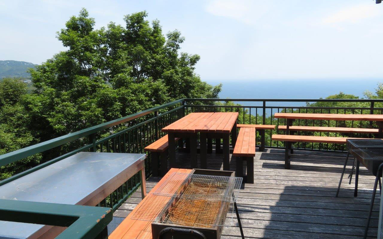 BBQは屋外デッキで