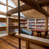 屋根裏には秘密の図書空間があります。