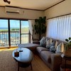 明るいリビングと快適なソファーで海眺めて