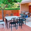 1階の部屋から続くウッドデッキでBBQ