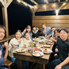 夜は楽しくBBQ、屋根と照明あり