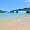 近くの古宇利島につながる橋と海