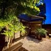 夜になるとおしゃれにライトアップ