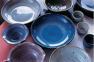 会津の慶山焼きの柔らかい色が料理を引きたてる