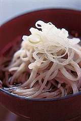 透き通るような麺はなめらかな中に独特のコシが好評！