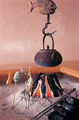 焼き立てのアツアツををそのまま食せる、囲炉裏で焼いた岩魚など