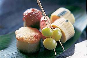 地元野菜と季節の素材が彩りよく盛られる前菜