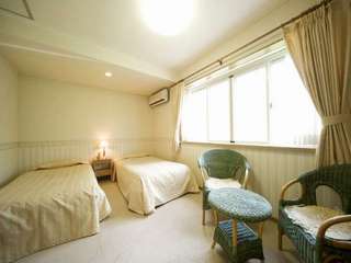 窓の外は緑がいっぱい。