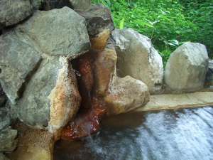 成分が濃い湯が注がれる源泉100％かけ流しの源泉成分