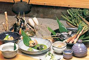 囲炉裏で焼いた岩魚など、盛り沢山の懐石風和食前