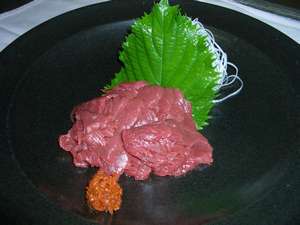 ピリ辛のニンニク味噌で頂く、会津名物の馬刺し（写真は2人前）