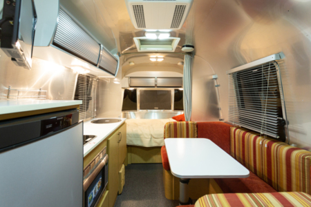 出展：プライベートキャンプ場響きのフモト　トレーラハウスのエアストリーム